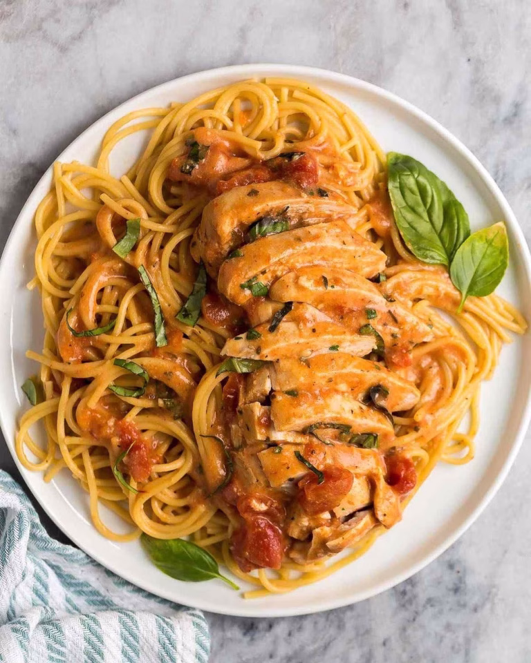 Slow Cooker Creamy Tomato Basil Chicken Breast Recipe